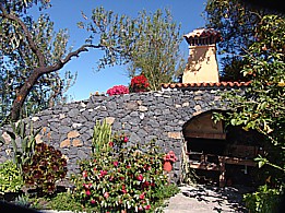2011_'CASA CONCHITA' nordwestlich von Tijarafe auf der kanarischen Insel 'LA PALMA',� hier: der Garten mit Feuerstelle / Kamin