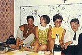 Hammamet, TUNESIEN 1968_Jochen (rechts), Angelika (zweite von links) und ein befreundetes Ehepaar aus Hamburg im arabischen Caf� des Hotels Miramar_Jochen A. H�bener
