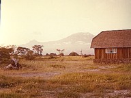 KENIA 1971_'Amboseli Nationalpark Lodge'_im Hintergrund der 'Kilimanjaro'_Jochen A. H�bener