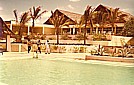 KENIA 71_Hotel Eden Rock_Malindi_damals Luxushotel_ jeden Mittag um die gleiche Zeit kommen die 3 Kellner im lustigen G&auml;nsemarsch mit immer exakt gleichem Abstand und spielen afrikanische Musik, um die G&auml;ste zum Essen zu rufen ... 