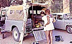 Tunesien 1971_Einkauf vor Landrover-Tour zu sechst_hier_Lotti, Angelika u Renate_Jochen A. H�bener