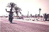 Tunesien 1971_DJERBA_warum nicht mal mit dem Moped durch die W�ste_Jochen per Moped_Jochen A. H�bener