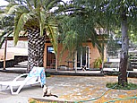 mein gemieteter, einfacher Bungalow 'casa Jochen' in Todoque /Los Llanos de Aridane, im Vordergrund Kater 'Tranquilo' ... Jochen A. H�bener, M�rz 2009