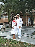 vor dem gemieteten, einfachen Bungalow in 'Todoque', 'Los Llanos de Aridane': Conchita und Jochen, vor Abfahrt zur 'Fiesta de los Indianos' in der Insel-Hauptstadt 'Sta. Cruz de la Palma' in typischer historischer Kleidung der R�ckwanderer aus Venezuela und Kuba_Foto aus: 2008 