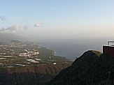 Blick vom 'Mirador El Time' (594m �.d.M.), im Westen v. LA PALMA gelegen, zwischen 'Los Llanos de Aridane' und 'Tijarafe'; Blick entlang der S�dwestk�ste, im Vordergrund der 'Barranco de las Angustias', in der Bildmitte 'Tazacorte' (pueblo), im Hintergrund der Leuchtturm von 'Bombilla'