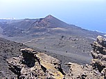 Blick vom Kraterrand des 'Volc�n San Antonio' (657m) �ber den Volc�n Tenegu�a hinunter zum Faro (Leuchtturm) an der S�dspitze der Insel, bei klarer Luft k�nnen Teneriffa, Gomera und Hierro ersp�ht werden