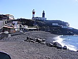 'Faro de Fuencaliente' an der S�dspitze der isla bonita 'La Palma' ... neben dem 1984 errichteten rot-wei�-gestreiften Leuchtturm steht noch der alte, heute nicht mehr genutzte Turm, dem -beim Vulkanausbruch des Tenegu�a 1971- der Lavastrom recht nahe kam ... unterhalb der Leuchtt�rme befindet sich ein kleiner, aber grobk�rniger Lavastrand (Achtung: starke Meeresstr�mung, baden hier nicht ungef�hrlich)
