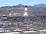 'Faros de Fuencaliente' an der S�dspitze der isla bonita 'La Palma' ... neben dem 1984 errichteten rot-wei�-gestreiften Leuchtturm steht noch der alte, heute nicht mehr genutzte Turm, dem -beim Vulkanausbruch des Tenegu�a 1971- der Lavastrom recht nahe kam ... hier im Vordergrund die Saline von 'La Palma', die reines  Speisesalz mit hohem Jodgehalt liefert ... Blick hoch zum 'Volc�n Tenegu�a' und weiter hoch zum 'Volc�n San Antonio'