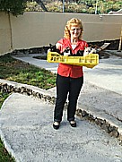 ... gar nicht so leicht, die Balance zu halten, bei den Unruhegeistern ...  Conchita mit den 5 jungen K�tzchen 'Negrita', 'Menos-blanca', 'Negrito',  'Tranquilita' und 'Tranquilito' auf dem Gel�nde der casa Jochen in  Todoque, Isla LA PALMA 2009