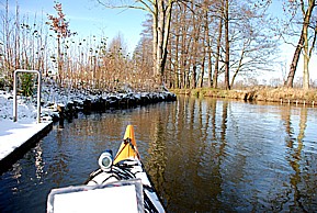 per Kajak im November 2008 auf Schneepaddel-Tour im S�d-Spreewald, an der Gewitterschleuse_Lutz Junge