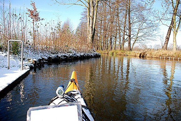 per Kajak im November 2008 auf Schneepaddel-Tour im S�d-Spreewald, an der Gewitterschleuse_Lutz Junge