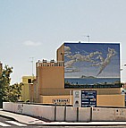 Isla 'LA PALMA', 'Triana', Stadtteil von 'Los Llanos de Aridane', Haus mit Wandgem�lde: Darstellung der geheimnisumwobenen Insel 'San Borondon' mit philosophischem Text betr. d. Geheimnis �ber die fragw�rdige Existenz dieser  8. kanarischen Insel, die irgendwo westlich von La Palma existiert haben soll