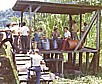 1974_COSTA RICA_kurioser, kleinerer Bahnhof unterwegs_ H&auml;ndler und Reisende m&uuml;ssen lange Beine haben oder ein- fach nur springen, um in den Zug zu gelangen_Unsportliche, Kinder und Alte haben keine Chance_auf dem Wege zur Karibikk&uuml;ste_Reise per Rucksack durch MITTELAMERIKA