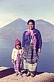 Lago Atitlan_GUATEMALA 1974_diese nette Indiofrau mit Kind war sofort begeistert, als ich ein Foto von ihnen machen wollte_bei anderen stie� ich h�ufig auf Ablehnung_ Jochen A. H�bener