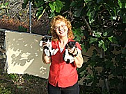 ... die 2 kleinen K�tzchen 'Mas-blanca' und 'Menos-blanca' mit Conchita auf dem Gel�nde der casa Jochen in Todoque, Isla LA PALMA 2009 