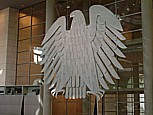 Reichstagsgeb�ude, �berdimensionaler Adler im Parlament_Berlin, Sommer 2004 