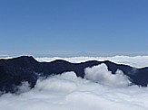 Blick vom Grad des 'Roque de los Muchachos', 2.426m �.d.M., h�chste Erhebung auf 'LA PALMA', �ber den wolkenverhangenden 'Kessel'='Caldera de Taburiente' hin�ber zum 'Pico de Teide' auf Teneriffa