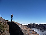 Hannes fotografiert vom Grad des 'Roque de los Muchachos', 2.426m �.d.M., h�chste Erhebung auf 'LA PALMA', den wolkenverhangenden 'Kessel'='Caldera de Taburiente'