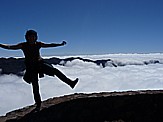 Beate tanzt den Sirtaki am Grad des 'Roque de los Muchachos', 2.426m �.d.M., h�chste Erhebung auf 'LA PALMA', vor dem wolkenverhangenden 'Kessel'='Caldera de Taburiente'