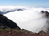 Blick vom Grad des 'Roque de los Muchachos', 2.426m �.d.M., h�chste Erhebung auf 'LA PALMA', in den wolkenverhangenden 'Kessel'='Caldera de Taburiente'
