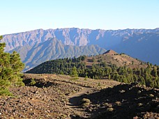 Auf der langen, aber sehr reizvollen Wanderung entlang des Kamms der Insel 'La Palma', entlang der sogen. 'Ruta de los Volcanes', hier: Blick zur�ck, im Hintergrund das Zentrum der Insel, die 'Caldera de Taburiente'_2007