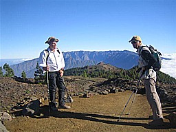 Auf der langen, aber sehr reizvollen Wanderung entlang des Kamms der Insel 'La Palma', entlang der sogen. 'Ruta de los Volcanes', Blick zur�ck, im Hintergrund das Zentrum der Insel, die 'Caldera de Taburiente', mit: Jochen A. H�bener und seinem alten Studienfreund Jochen Schellong_2009