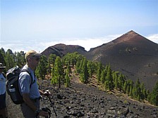 Auf der langen, aber sehr reizvollen Wanderung entlang des Kamms der Insel 'La Palma', entlang der sogen. 'Ruta de los Volcanes', hier bereits weit im S�den, mit: Jochen Schellong