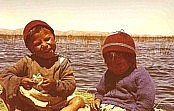 PERU / BOLIVIEN 1975_Kinnis der Urus auf dem Titicacasee_Jochen A. H�bener