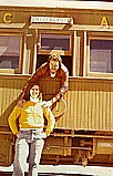 Angelika und Jochen beim Zug-Stopp_Western- Eisenbahn- fahrt von LA PAZ in Bolivien durch die ATACAMA-Salz- W�ste nach Antofagasta in CHILE_S�damerika per Rucksack 1975_Jochen A. H�bener