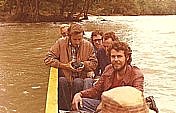 im Osten Ecuadors_Rio Napo, Zuflu� zum AMAZONAS_ Indio Lang-Kanu-Tour mit Wolfgang und Jochen, Angelika nicht zu sehen, da sie das Foto schiesst_1975_Jochen A. H�bener