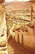 PERU 1975_von Huancyayo bis CUSCO in 46 Stunden per Bus, sehr strapazi�s_CUZCO, hier: G�sschen in Inka-Hochburg, Blick auf das Zentrum_Jochen A. H�bener