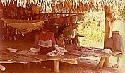 1975_im Osten PERUs_Dschungel-Indio-H�tte an einem Seitenarm des Rio Ucayali, einem der Quellfl&uuml;sse des AMAZONAS_Angelika schaut den Indios bei der Arbeit zu