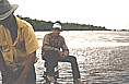 1984_VENEZUELA_ORINOCO-Delta_selbst einem erfahre- nen Scout wie Francisco (gelbes Hemd) passiert das: wir stranden mitten im ORINOCO auf einer der vielen unsicht- baren Sandb�nke, die teilweise st&uuml;ndlich ihre Position wechseln_ich frage, was nun_Francisco sagt, warte doch einfach ab_kopfsch�ttelnd warte ich murrend_tats&auml;chlich war das Boot nach einer Stunde wieder frei - wie von Geisterhand