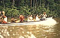 ... auch auf dem Wasser bekommen wir Gesellschaft_mit einem Affenzahn �berholt uns ein Indio-Lang-Kanu mit einem anscheinend besonders starken Motor_ ORINOCO-Delta, VENEZUELA 1984_Jochen A. H�bener