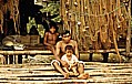 ... stolz pr�sentiert der Indio (indigena) seine Kinder_ORINOCO-Delta, VENEZUELA 1984_Jochen A. H�bener