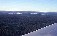  ... der aus der K�lte kam ... Von den Anden geht�s per Flieger in den dichten und wildreichen Feuchtwald zwischen dem Unterlauf des R�O IGUA�� und dem R�O PARAN�_hier beim Anflug auf die 'Wasserf�lle (links hinten im Bild) von Iguacu'_Dreil�ndereck ARGENTINIEN / PARAGUAY / BRASILIEN 1986_Jochen A. H�bener