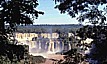 ... die Wasserf�lle von IGUACU (CATARATAS del IGUAZ� _ SALTOS do IGUA��_The IGUAZU FALLS) z�hlen zu den gr��ten Natursehensw�rdigkeiten S�damerikas_sie beste- hen aus 275 Einzelf�llen, von denen rund 250 als klein be- zeichnet werden_Die F�lle erreichen eine H�he zwischen 55 und 73 m_st�rzen auf einer Breite von fast 4 km in eine Schlucht (Garganta del Diablo=Teufelsschlucht)_auf den Felsen ein dichter Pflanzenteppich aus z.T. Begonien und Orchideen_Dreil�ndereck ARGENTINIEN / PARAGUAY / BRASILIEN 1986_Jochen A. H�bener