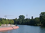 Spreebogen, mit Blick auf Kongresshalle, (ostberliner) Fernsehturm, Charit�, Kuppel des Reichstagsgeb�udes und Glockenturm_Berlin, Sommer 2004
