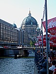 gem�tliches Restaurant an der Spree, im Nikolaiviertel, links: das (ehem.) Staatsratsgeb�ude (im Volksmund: 'Erichs Lampenladen'), im Hintergrund der Berliner Dom_Berlin, Sommer 2004 