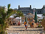 Sandstrand im Zentrum der Stadt, am Bundesratsgeb�ude_Berlin, Sommer 2004