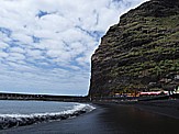 Tazacorte (puerto), Abendstimmung am schwarzen Lavastrand, oberhalb, an der Promenade, finden sich zahlreiche Restaurants, wo man u.a. vor allem frischen Fisch mit 'papas arrogadas' und einer speziellen 'mojo' (verde oder rojo) zu sich nehmen kann, an der Felswand f�hrt der Wanderweg - f�r Schwindelfreie - hoch zum El Time