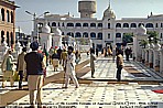 1995_INDIA_Amritsar_temple guards ... unbelievable, a fairyland_my motorcycle-trip around the world_Jochen A. H�bener